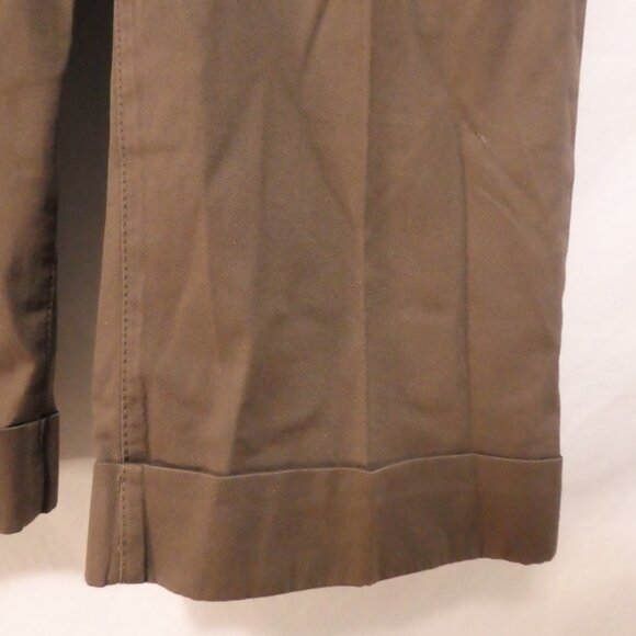 CLUB MONACO | size 6 | Stylish Khaki Mid-Rise Capris - Picture 8 of 14